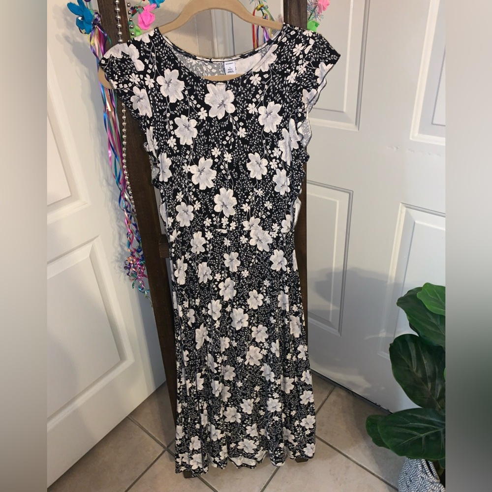 Petite. Midi Dress. Black w/ White Floral Print